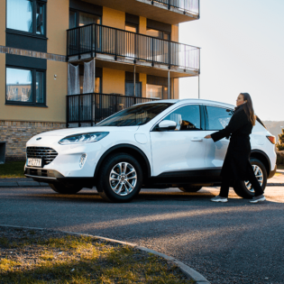Ford-Kuga-Titanium-Woman-Opens-Car